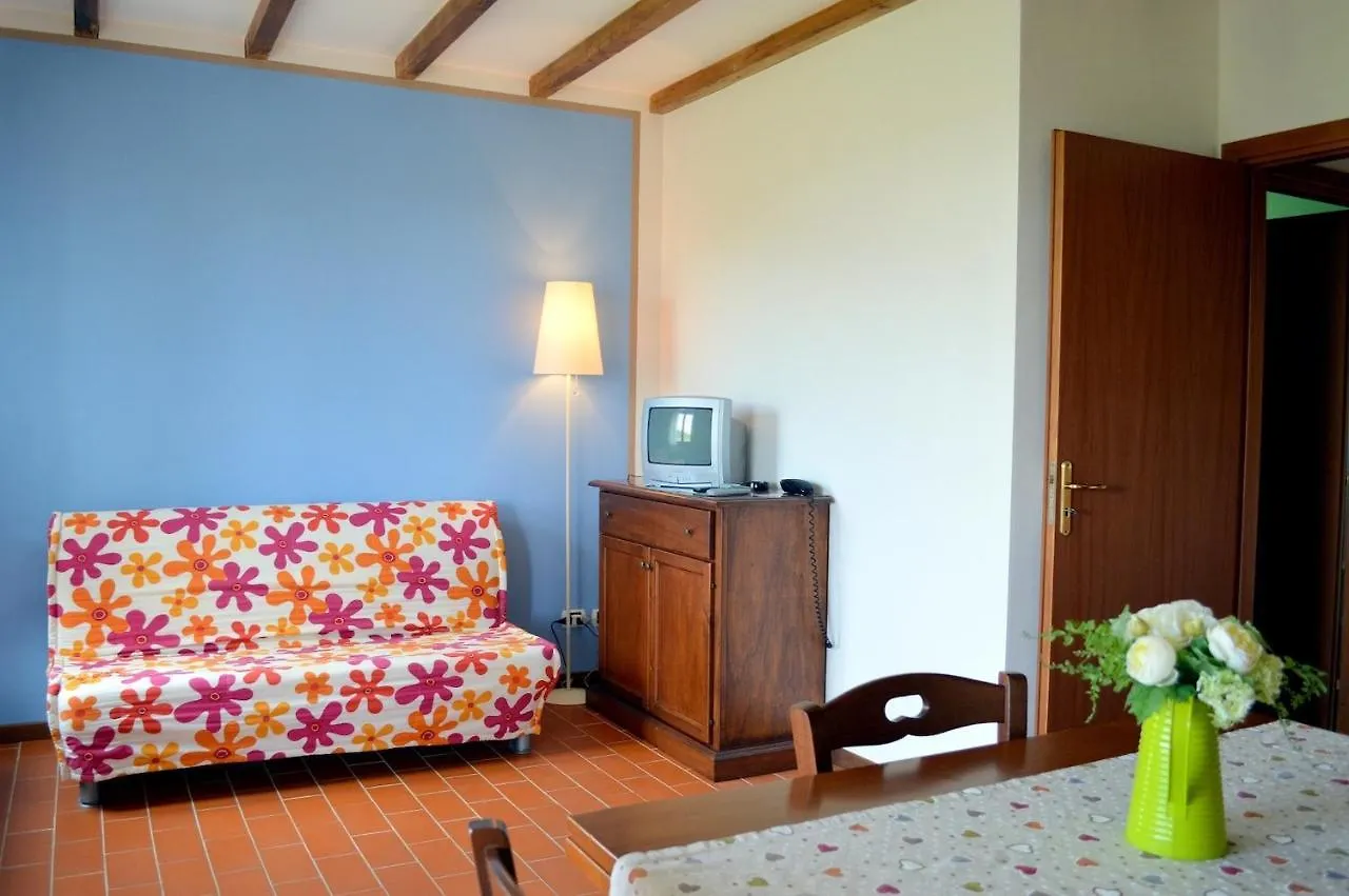 Apartments 5 Beds, Ground Floor With Private Outdoor Area, In Residence With Swimming-Pool 캄필리아 마리티마 0*,  이탈리아